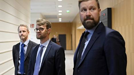 Jutun kolme syyttäjää valmisteluistunnossa Länsi-Uudenmaan käräjäoikeudessa lokakuussa. Edessä aluesyyttäjä Pasi Vainio, seuraavana aluesyyttäjä Bo-Niklas Lundqvist ja takana aluesyyttäjä Harri Mäkelä. 