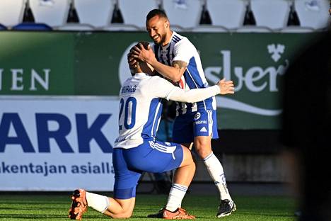 Kaksi maalia HJK:lle viimeistellyt Jair Silva (oik.) sai 2–1-osumansa jälkeen onnittelut maalin syöttäneeltä Murilolta.