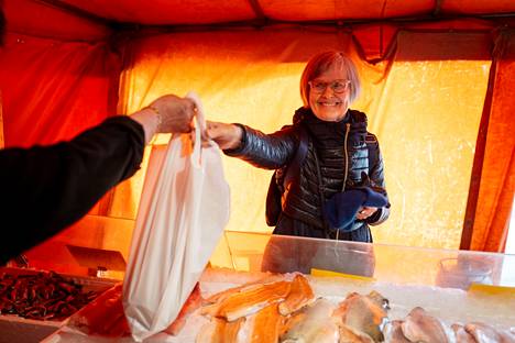 Kauppatorin kohtalo huolestuttaa kalaostoksilla ollutta Marja-Liisa Nyrölää: ”Kun kalakauppias lähtee, ei tänne jää enää kuin turistijuttuja.”