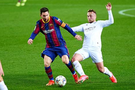Lionel Messi oli vaikeasti pideltävä Huescalle ja Javi Ontiverosille.