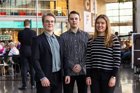 HS:n opiskelijaraatiin osallistuivat Joona Rissanen Helsingin yliopistosta, Patrik Blomster Metropolia-ammattikorkeakoulusta ja Kiisa Uusitalo Aalto-yliopistosta.