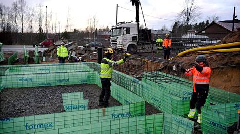 Rajoitukset | Rakennusteollisuus toivoo ulkomaisten työntekijöiden jäävän Suomeen: ”On tärkeää pysäyttää virus, mutta mahdollistaa ihmisten liikkuminen”