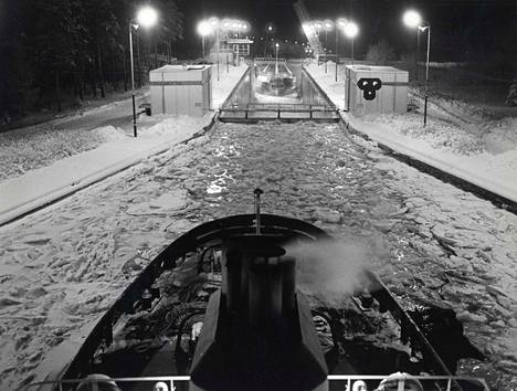 Hinaaja Jääkotka avustaa liikennekauden viimeistä alusta (Ladoga -6) Saimaan kanavaa ylös vuonna 1986.