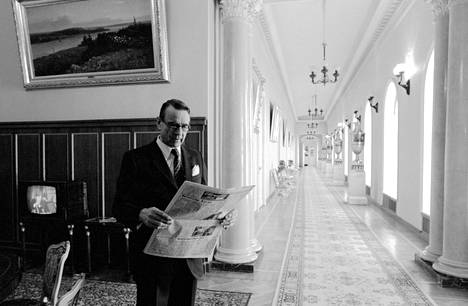 Presidentti Mauno Koivisto lukee venäläistä lehteä Kremlin käytävällä 1982.