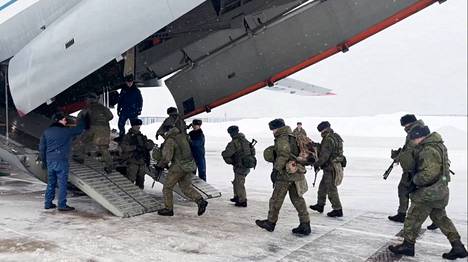 Venäjän puolustusministeriö julkaisi torstaina kuvan Kazakstaniin lähdössä olleista venäläisistä erikoisjoukoista.