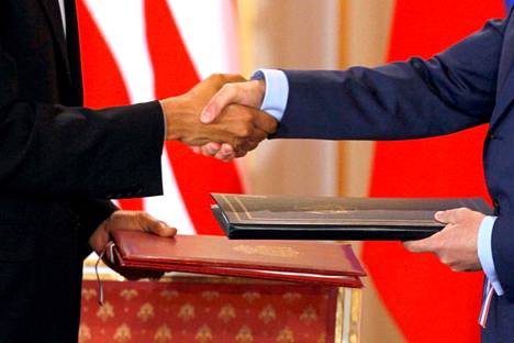 Yhdysvallat ja Venäjä saivat solmittua edellisen strategisten aseiden rajoitussopimuksen New Startin Prahassa vuonna 2010. Sopimuksen allekirjoittivat presidentit Barack Obama ja Dmitri Medvedev.