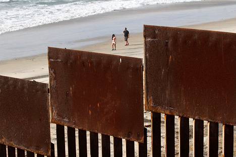 Yhdysvaltojen ja Meksikon välillä on raja-aitaa. Kuva on otettu Meksikon Tijuanan ja Kalifornian San Diegon välisellä rajalla.