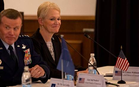 Naton Euroopan joukkojen komentaja Tod Wolters (vas.) ja Yhdysvaltain apulaispuolustusministeri Celeste Wallander kuvattiin huhtikuussa.