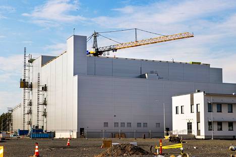 Basfin akkukemikaalitehtaan rakennustyöt ovat edenneet valitusprosessin keskellä. Nyt korkein hallinto-oikeus kumosi lähes valmiin tehtaan ympäristöluvan. Rakennustöitä Harjavallassa heinäkuussa 2021.