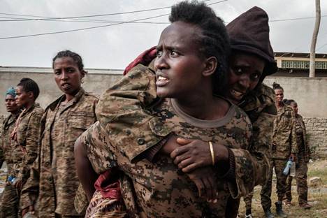 Etiopian hallituksen sotavangiksi jääneitä naissotilaita marssitettiin Tigrayn Mekeleen heinäkuussa.