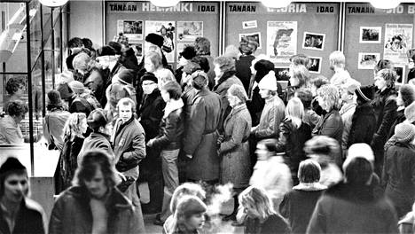 Helsinkiläisen elokuvateatteri Bio Rexin lipunmyyjillä oli hikinen lauantai-ilta. Ihmisiä oli luukulla jatkuvana virtana niin kauan kuin lippuja riitti.