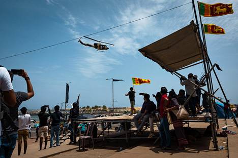Sotilashelikopteri lensi mielensosoittajien yllä Sri Lankan Colombossa tiistaina.