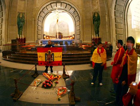 Äärioikeistolaisia kävi José Antonio Primo de Riveran haudalla Cuelgamurosin laakson mausoleumissa marraskuussa 2007, Primo de Riveran kuoleman 71. vuosipäivänä.