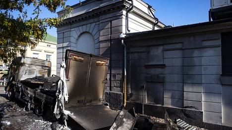 Tulipalot | Porin taidemuseon johtaja oli itse kantamassa teoksia turvaan yön aikana – tulipalo levisi museoon sen omasta kuorma-autosta