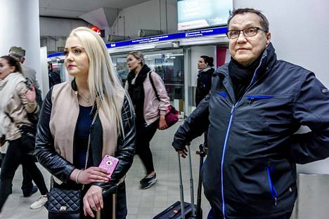 Jukka Lindholm odotti tyttärensä Emman kanssa Ruotsinlaivan lähtöä Viking Linen terminaalissa Katajanokalla.
