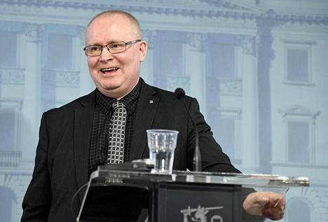Työministeri Jari Lindström esitteli hallituksen lakiesitystä nollatuntisopimuksiin liittyen torstaina.
