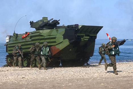 Sotilaat syöksyvät asemiinsa poistuttuaan uintikykyisestä panssarivaunusta rantautumisharjoituksessa Pingtungissa torstaina osana Taiwanin tämänviikkoista sotaharjoitusta.