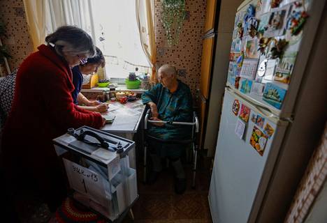 Vaalikomission jäsenet ovat lauantaina tulleet 90-vuotiaan Valentinan kotiin Mariupolissa.
