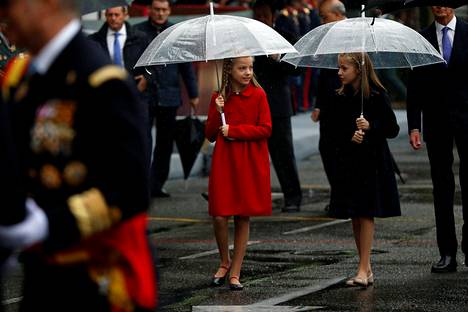 Prinsessat Sofia (vas.) ja Leonor osallistuivat sotilasparaatiin Espanjan kansallispäivänä Madridissa.