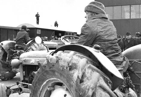 Noin 500 keskisuomalaista maanviljelijää ajoi traktorilla Jyväskylään joukkokokoukseen, johon osallistui yhteensä parituhatta ihmistä.
