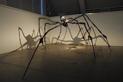 Louise Bourgeois (1911–2010) tunnetaan muun muassa hämähäkkiteoksistaan. Bourgeoisin teoksia saatiin toistamiseen Helsinkiin vielä vuonna 2002, silloin Tennispalatsiin.