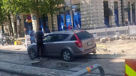 Henkilöauto kääntyi Mannerheimintieltä Bulevardille ja juuttui jumiin raitiovaunukiskoille