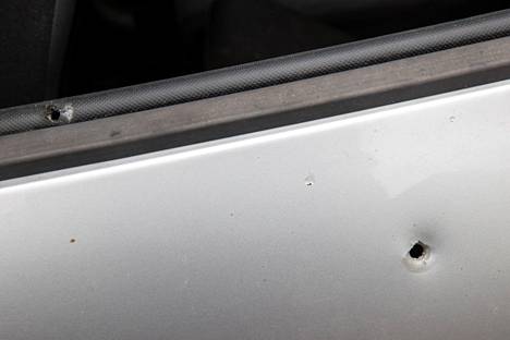 Пулевое отверстие в кузове автомобиля Пежо-206. ФОТО: КАЛЛЕ КОПОНЕН / HS