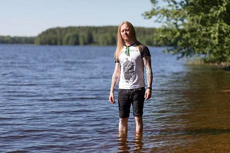 Antti Hyyrynen kuvattiin Lemillä, lapsuudenkotinsa vieressä Lahnajärven rannalla. ”Tämä on lapsuuteni onnela. Täällä olen opetellut uimaan ja täällä nostin mato-ongella järvituoretta kalaa Laku-kissallemme.”