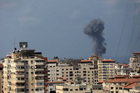 Savu nousee Gaza Cityn yllä Israelin lauantaisen iskun jälkeen.