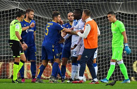 Hellas Veronan pelaajat yrittivät rauhoitella Brescian Mario Balotellia sunnuntain ottelussa.