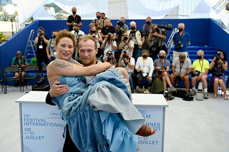 Hytti nro 6:n päänäyttelijät Seidi Haarla ja Juri Borisov edustivat kesällä Cannesissa, Ranskassa. 