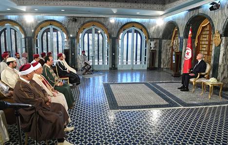 Presidentti Kais Saed tapasi Koraanin ulkolukukilpailun voittajia Tunisian presidentinpalatsissa Tunisissa huhtikuun 19. päivänä.
