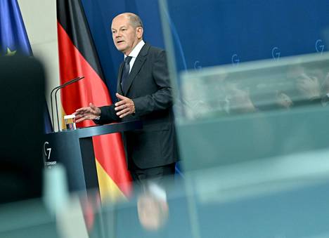 Saksan liittokansleri Olaf Scholz puhui toimittajille perjantaina.