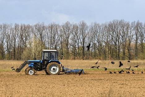 Traktorilla tehtiin maanmuokkausta viljapellolla pohjoisukrainalaisen Tšernihivin lähistöllä huhtikuun lopussa.