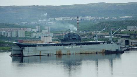 Suuri kelluva telakka upposi Murmanskissa – Lentotukialus vaurioitui, yksi ihminen kateissa