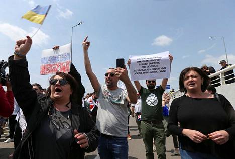 Perjantaina georgialaisia oli kokoontunut Tbilisin lentokentän ulkopuolelle protestoimaan suoran lentoliikenteen käynnistymistä Moskovan ja Tbilisin välillä. 