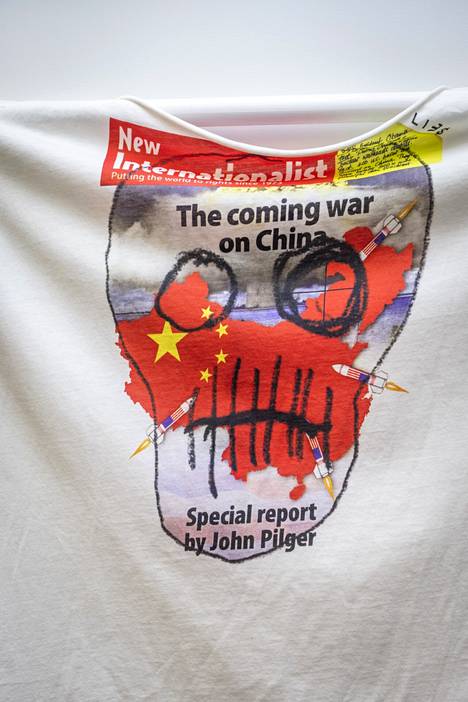 T-paidat ovat kuuluneet repertuaariin alusta asti. 1970-luvulla niillä järkytettiin Britannian konservatiivisia piirejä. Tässä mainittu John Pilger on kiistanalainen toimittaja, joka julkaisi vuonna 2016 elokuvan, jossa kuvataan Kiinan sotilaallisen levittäytymisen Aasiassa oikeutetuksi puolustustaisteluksi amerikkalaista imperialismia vastaan.