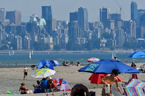 Uimarannat ovat täynnä vilvoittelijoita Kanadan Vancouverissa. Kuva sunnuntailta.