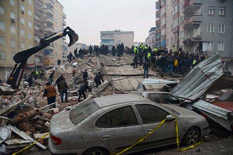 Maanjäristys aiheutti suurta tuhoa Turkissa ja Syyriassa maanantaina.