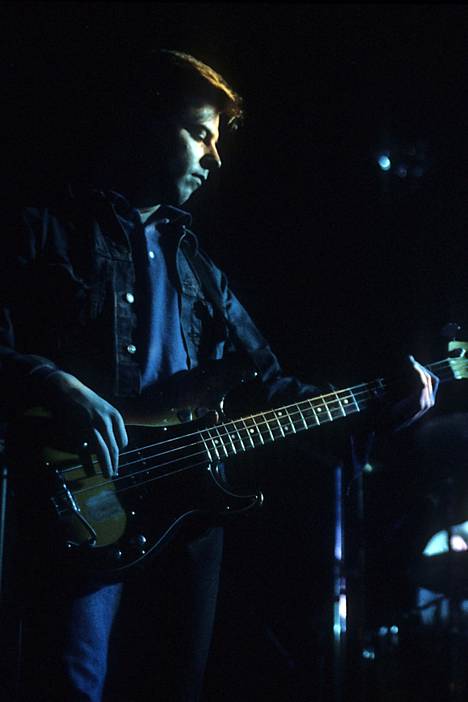 Andy Rourke esiintyi The Smithsin jäsenenä kesäkuussa 1984 Lontoon Hammersmith Palaisissa.