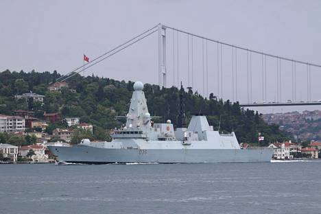 HMS Defender kuvattuna Turkin Istanbulissa matkalla Mustallemerelle 14. kesäkuuta.