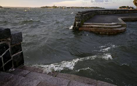 A strong gusty wind raised waves in front of Kaivopuisto in Helsinki on Tuesday.