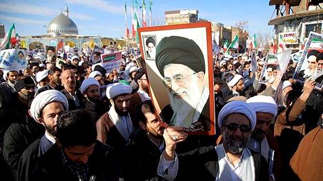 Tuhannet kokoontuivat Iranin hallintoa tukeviin mielenosoituksiin – Vallankumouskaartin komentaja: ”Kapina on kukistettu”