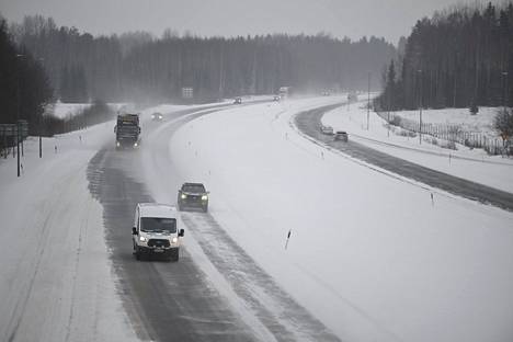 Lumipyryä kolmostiellä Riihimäen kohdalla 10. tammikuuta.