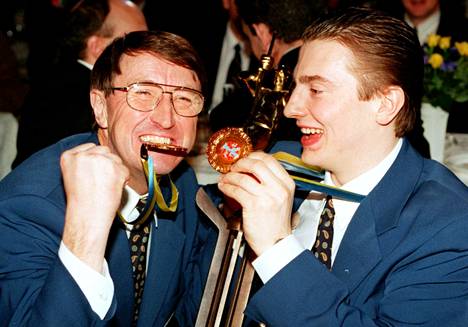 Nevöfoget. Lindströn ja hattutempun MM-finaalissa Ruotsia vastaan tehnyt Ville Peltonen juhlivat kultaa Tukholmassa 1995.