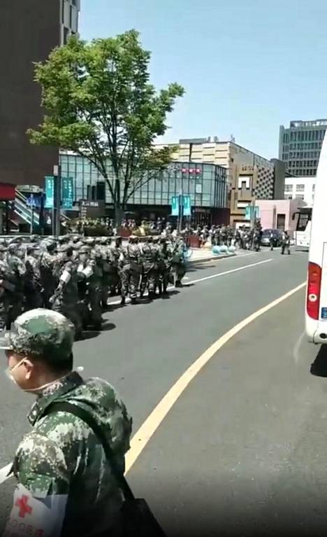 Alkujaan Kiinan somessa pyörineessä videossa Kiinan armeijan sotilaita marssii Shanghaissa. He ovat ilmeisesti lääkintähenkilöstöä.