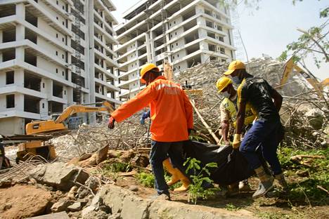 Pelastustyöntekijät raivasivat sortuneen kerrostalon raunioita etsien kuolonuhreja tiistaina 2. marraskuuta.