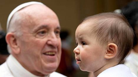 Katolinen kirkko | Paavi esitti osanottonsa entisen katolisen kirkon pihamaalta Kanadasta löytyneen lasten joukkohaudan johdosta