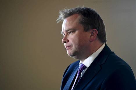 Puolustusministeri Antti Kaikkonen eduskunnassa 26. maaliskuuta.