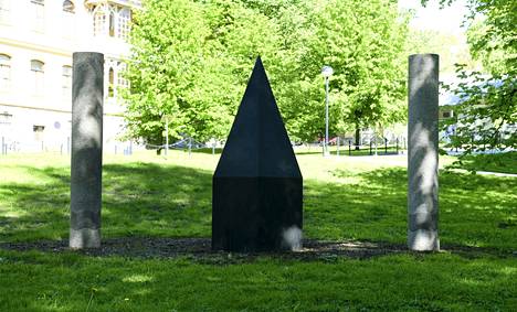 Matti Nurminen's sculpture Raja is from 1988. 